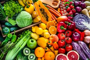 Vista de ángulo alto de una gran variedad de frutas y verduras orgánicas de color arco iris frescas saludables. La composición incluye repollo, zanahoria, cebolla, tomate, papa cruda, aguacate, espárragos, berenjena, apio, pepino, brócoli, calabaza, lechuga, espinaca, limón, manzanas, pera, fresas, papaya, mango, plátano, uva, naranjas. , kiwi entre otros. La composición está a la izquierda de un marco horizontal que deja un útil espacio de copia para el texto y / o el logotipo a la derecha. Captura digital de estudio de alta resolución de 42Mp tomada con lentes SONY A7rII y Zeiss Batis 40 mm F2.0 CF