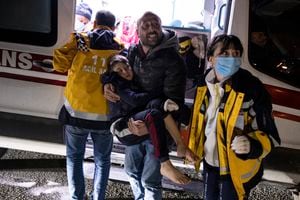 Un niño es llevado a un ambulancia luego de resultar herido durante un nuevo sismo en Hatay, Turquía, el lunes 20 de febrero de 2023. (Ugur Yildirim/DIA vía AP)