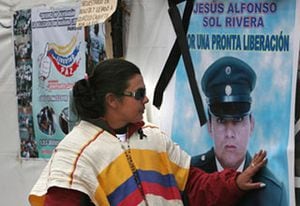 Clara Inés Garay observa la foto de su cuñado el sargento Jesús Alfonso Sol, que murió secuestrado por las Farc.
Foto: León Darío Peláez