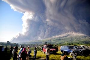 En imágenes: volcán Sinabung de Indonesia arroja espectacular columna de cenizas