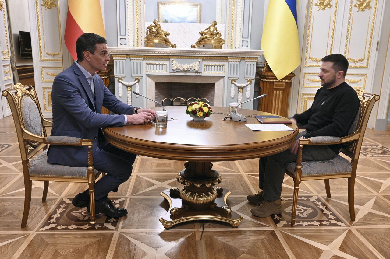 El presidente de Ucrania, Volodymyr Zelenskiy, y el primer ministro de España, Pedro Sánchez, hablan durante una reunión, en medio del ataque de Rusia a Ucrania, en Kiev, Ucrania, el 23 de febrero de 2023.