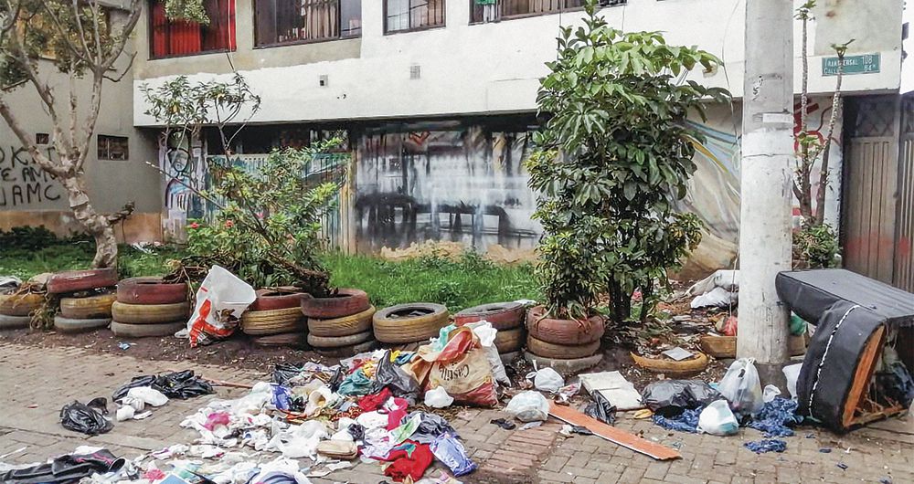 En la ciudad hay más de 743 puntos críticos en donde a diario se recolectan más de 700 toneladas de basura. La Uaesp adelanta la campaña ‘No sea mugre con Bogotá’, pero es insuficiente. 