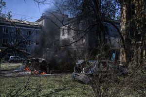 Una fotografía tomada el 7 de julio de 2022 en el centro de Kramatorsk muestra autos destruidos en un patio entre el hotel Industria y residencias civiles después de un ataque aéreo. - Un ataque aéreo el 7 de julio de 2022 mató al menos a una persona e hirió a varias más en Kramatorsk, un centro administrativo de la región oriental de Ucrania bajo ataque ruso, dijeron periodistas de la AFP. (Foto por MIGUEL MEDINA / AFP)