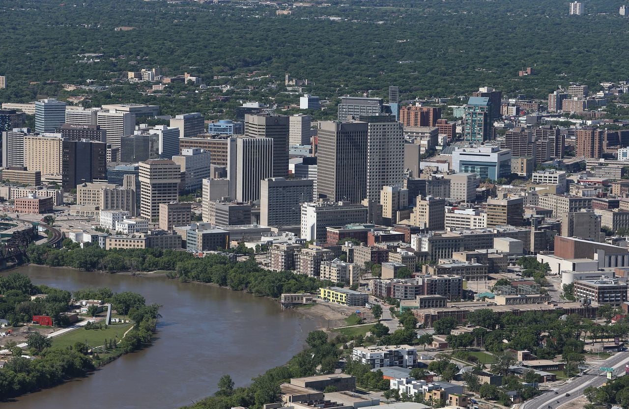Una vista aérea del horizonte de Winnipeg junto al Río Rojo el 15 de junio de 2013 en Winnipeg, Manitoba