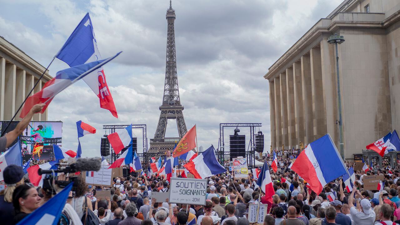 Miles de manifestantes se reúnen en la Place Trocadero cerca de la Torre Eiffel para asistir a una manifestación en París, Francia contra el pase COVID-19 que otorga a las personas vacunadas una mayor facilidad de acceso a los lugares. (Foto AP / Rafael Yaghobzadeh)