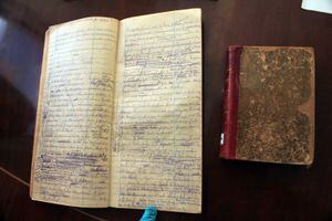 No existe ninguna otra copia del Manuscrito de ‘La Vorágine’ (1922 - 1923). En este cuaderno se puede apreciar el proceso creativo de José Eustasio Rivera. En el borrador se puede observar algunos cambios como el de los nombres de los perros de dólar y Martel por dante y Virgilio. Foto: Álvaro Tavera.