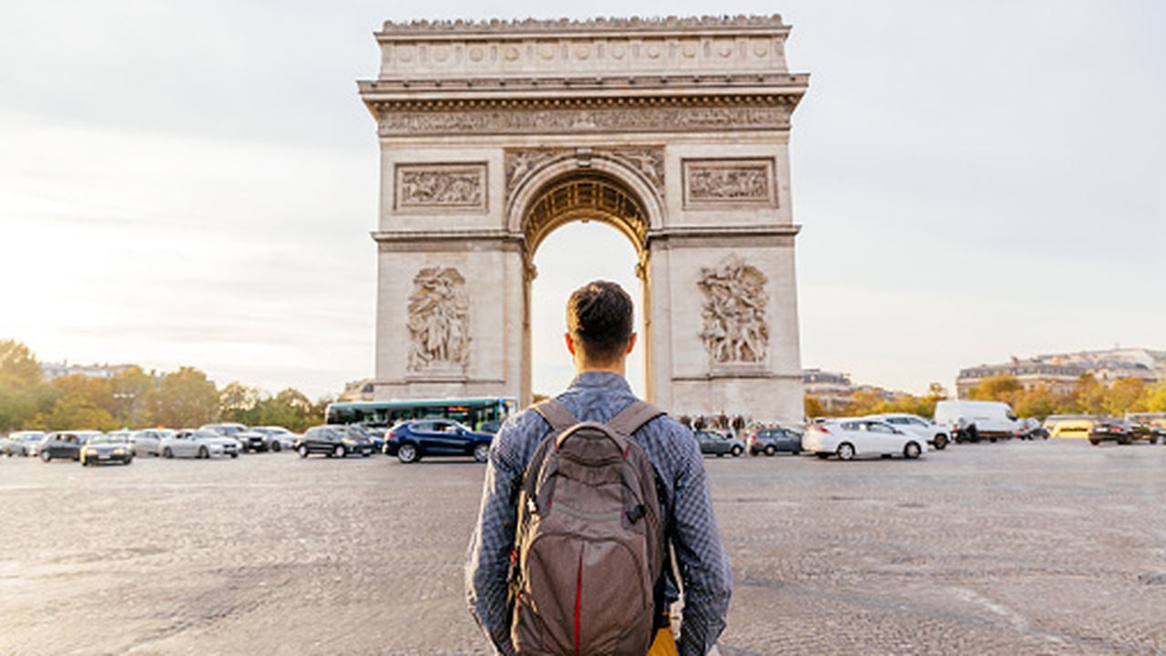 La capital de Francia le ofrece a los visitantes múltiples alternativas para recorrer y conocer como la Torre Eiffel, la catedral de Notre Dame, los Campos Elíseos, el Arco de Triunfo, la basílica del Sacré Cœur, el Palacio de Los Inválidos, el Panteón, el arco de la Defensa, la ópera Garnier y el barrio de Montmartre, entre otros.