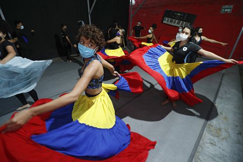 Las bailarinas de la compañía de danzas "Mónica Lindo", en Barranquilla, deben usar tapabocas incluso cuando bailan, mientras se preparan para el carnaval virtual 2021.
Foto Guillermo Torres Reina / Semana