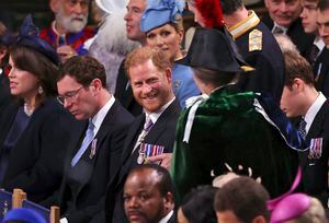 El príncipe Harry, centro, habla con Ana, la princesa real en la Abadía de Westminster, antes de la coronación del rey Carlos III y Camila, la reina consorte