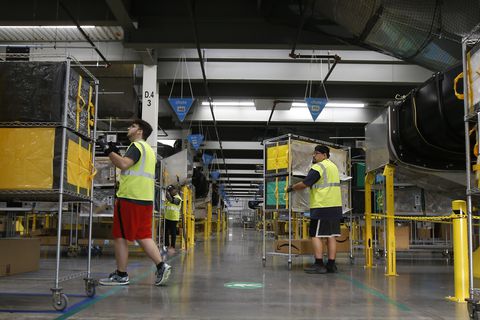 Empleados de Amazon en las instalaciones de la empresa en Goodyear, Arizona. (AP Foto/Ross D. Franklin, File)