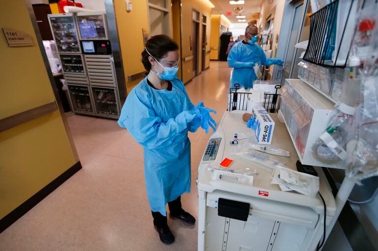 Enfermeras y médicos se ponen equipo de protección personal para tratar a los pacientes con COVID-19. (Nathan Papes / The Springfield News-Leader vía AP)