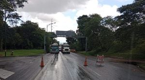 De acuerdo con la Concesionaria Vial Andina (Coviandina) se registra una interrupción total de la carretera por la protesta que adelantan conductores debido al cierre de la vía antigua Pipiral-La Grama.