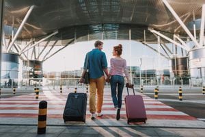 Parejas viajeras en aeropuerto.