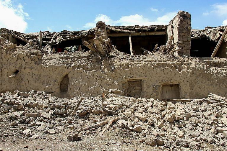 Las casas dañadas se muestran después de un terremoto en el distrito de Gayan, provincia de Paktika, el 22 de junio de 2022. (Foto de AFP)