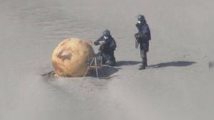 Misterio de esfera 'gigante' en una playa japonesa. Se descartó que tuviera algún explosivo.