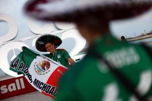Aficionados de México posan antes del Mundial , Doha, Qatar - 17 de noviembre de 2022
