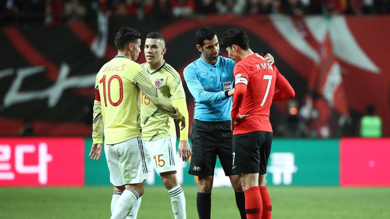SEOUL, SOUTH KOREA - MARCH 26: referee Abdulrahman Al Jassim talks with James Rodriguez of Colombia and Son Heung-min of South Korea during the  International Friendly match between South Korea v Colombia at Seoul World Cup Stadium on March 26, 2019 in Seoul, South Korea. (Photo by Chung Sung-Jun/Getty Images)