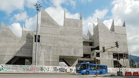     Con un peculiar diseño arquitectónico, el Museo de la Memoria de Colombia en Bogotá debió entregarse en octubre de 2022, pero la obra está abandonada y sin terminar. 