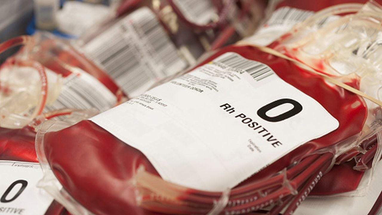 Es importante tener en cuenta, inicialmente, que el grupo sanguíneo es un sistema de clasificación de la sangre humana, que permite que un donante y un receptor sean compatibles en una transfusión de sangre.