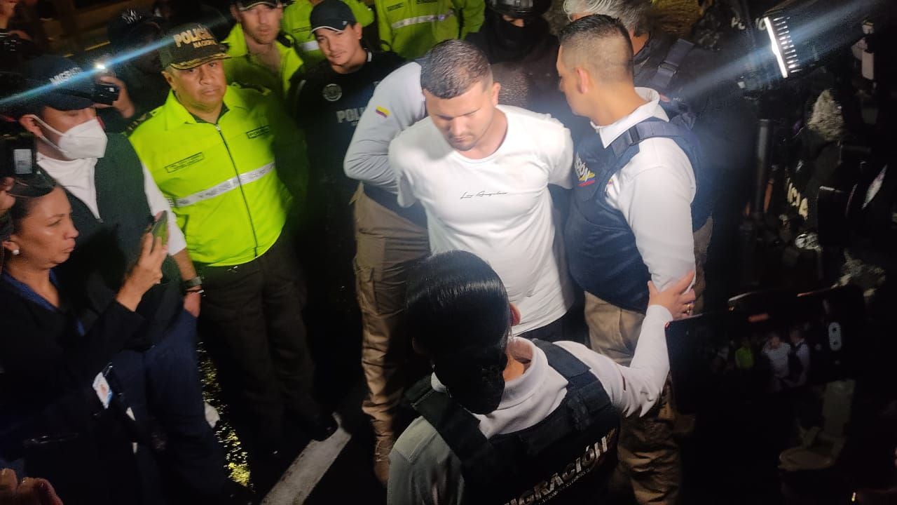 Alias Satanás, de camiseta blanca, fue entregado por la Policía de Ecuador, a Migración Colombia y a la Policía Nacional de nuestro país.