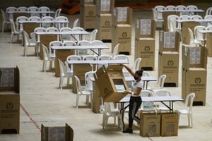 Los colombianos votan el domingo para elaborar una lista corta de candidatos presidenciales para las elecciones de mayo, al mismo tiempo que eligen a los 296 miembros de su Congreso. (Photo by Luis ROBAYO / AFP)