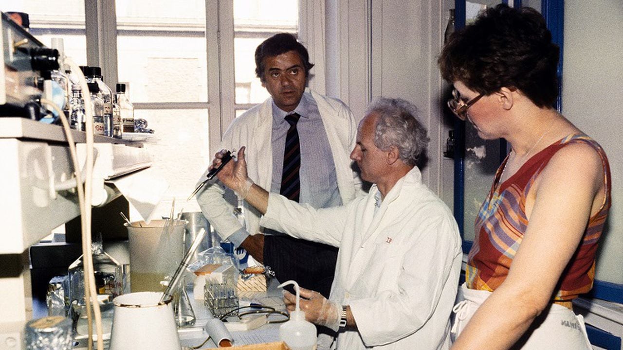 Jean-Claude Chermann (izquierda) y Francoise Barre-Sinoussi (derecha) participaron en la investigación que derivó en el descubrimiento del sida.