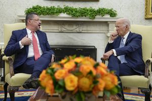 El presidente de EEUU Joe Biden se reúne con su homólogo de Costa Rica Rodrigo Chaves en la Oficina Oval de la Casa Blanca en Washington, el martes 29 de agosto de 2023.(AP Foto/Susan Walsh)
