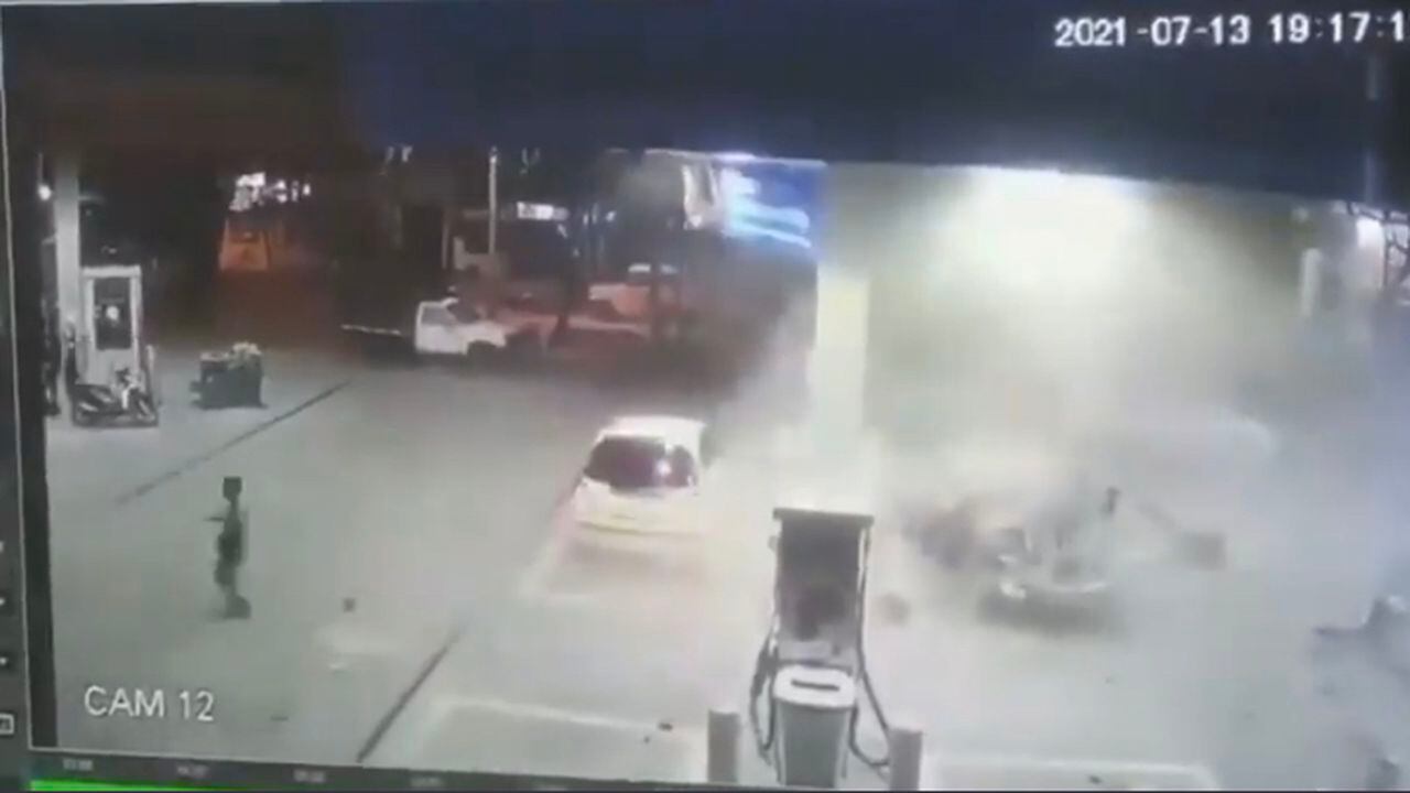 En video quedó registrada explosión de carro en estación de servicio en Cali