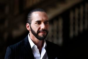 ARCHIVO - El presidente de El Salvador, Nayib Bukele, habla con la prensa en el Palacio Nacional de México después de reunirse con el presidente Andrés Manuel López Obrador en la Ciudad de México el 12 de marzo de 2019. (AP Foto/Marco Ugarte, Archivo)