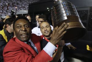 Pelé, el rey brasileño del fútbol que ganó un récord de tres Copas del Mundo y se convirtió en una de las figuras deportivas más destacadas del siglo pasado, murió en Sao Paulo el jueves 29 de diciembre de 2022. Tenía 82 años. (AP Photo/Andre Penner, File)
