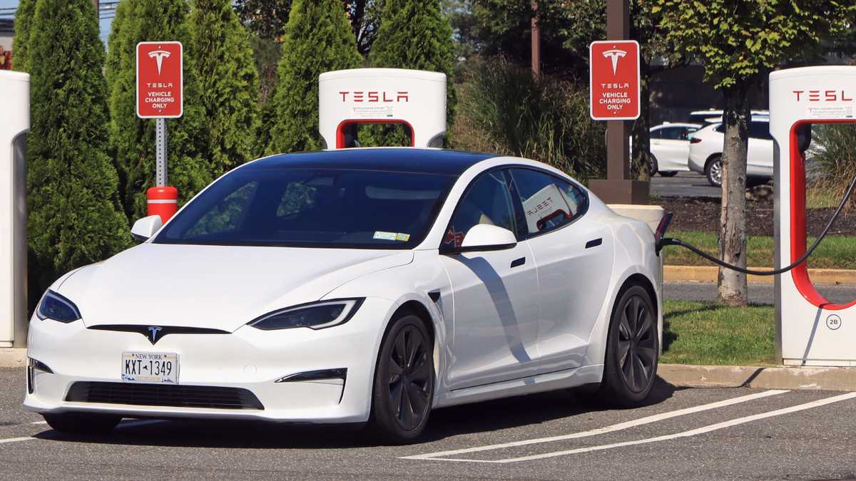 Un millón de los automóviles Tesla debe ser retirado por falla en los vidrios eléctricos