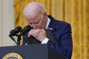 El presidente Joe Biden se detiene cuando escucha una pregunta sobre los bombardeos en el aeropuerto de Kabul que mataron al menos a los 12 miembros del servicio de los Estados Unidos, desde la sala este de la Casa Blanca, el jueves 26 de agosto, 2021, en Washington. Foto AP / Evan Vucci