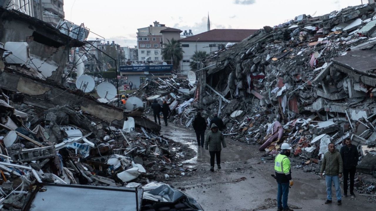El sismo, seguido de potentes réplicas, ha causado más de 5 mil muertos en Turquía y Siria, según los últimos balances provisionales.