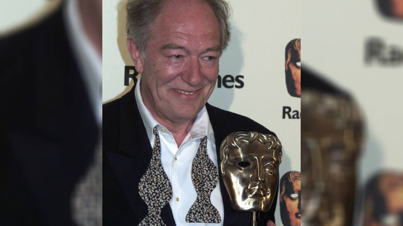 Michael Gambon gana el premio al mejor actor en los premios de televisión de la Academia Británica en el hotel Grosvenor House en Londres el 13 de mayo de 2001.