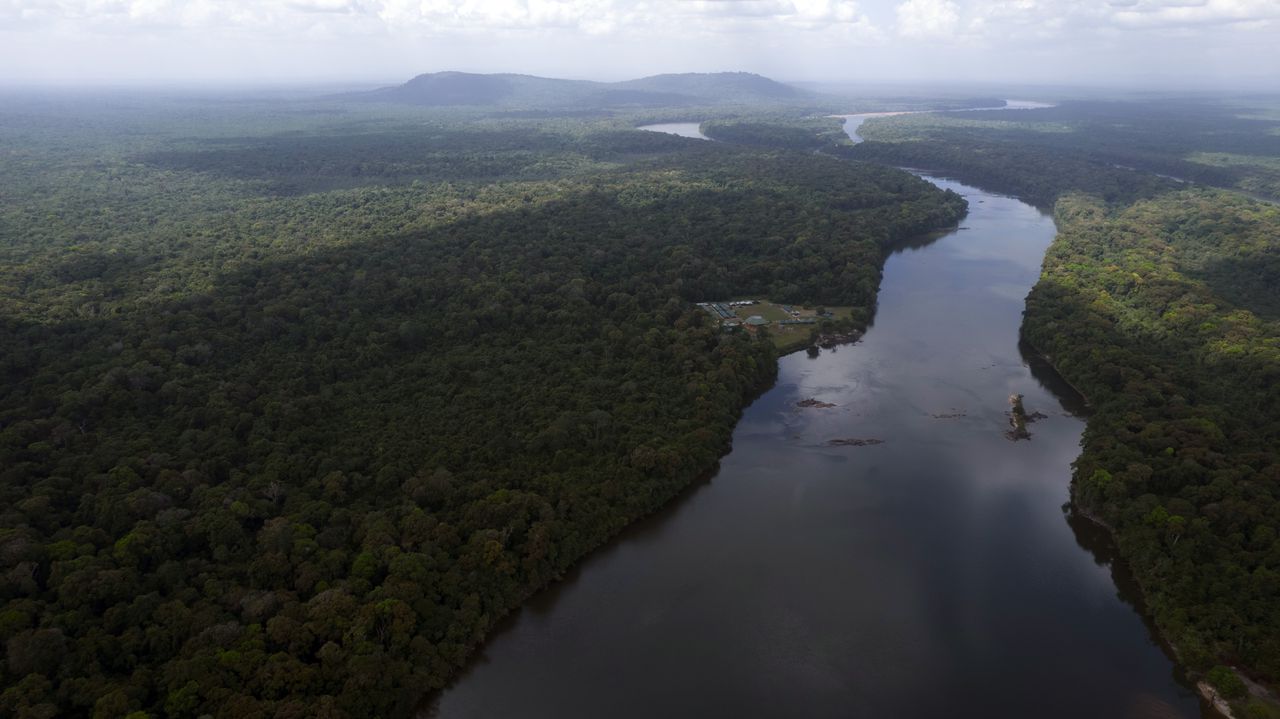 El río Esequibo a su paso por Kurupukari, Guyana, el 19 de noviembre de 2023. Venezuela reclama desde hace siglos como propia la región de Esequibo, un territorio más grande que Grecia y rico en petróleo y minerales. (Imagen de referencia)