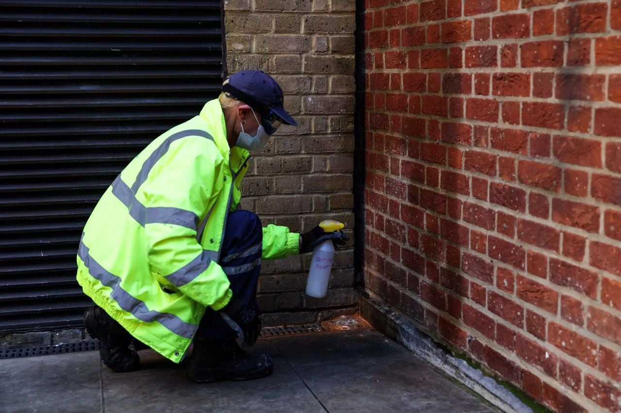 En Londres aplican pintura 'antipipi' para disuadir a quienes orinan en la calle.
