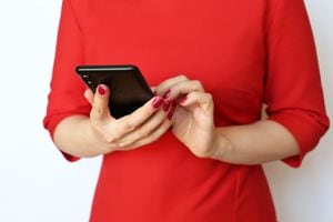 Teléfono móvil en manos femeninas, concepto de internet, compras en línea, sms, redes sociales, citas sexuales