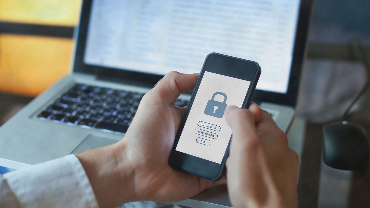 concepto de protección de datos, seguridad cibernética, acceso seguro con contraseña en la pantalla del teléfono inteligente móvil