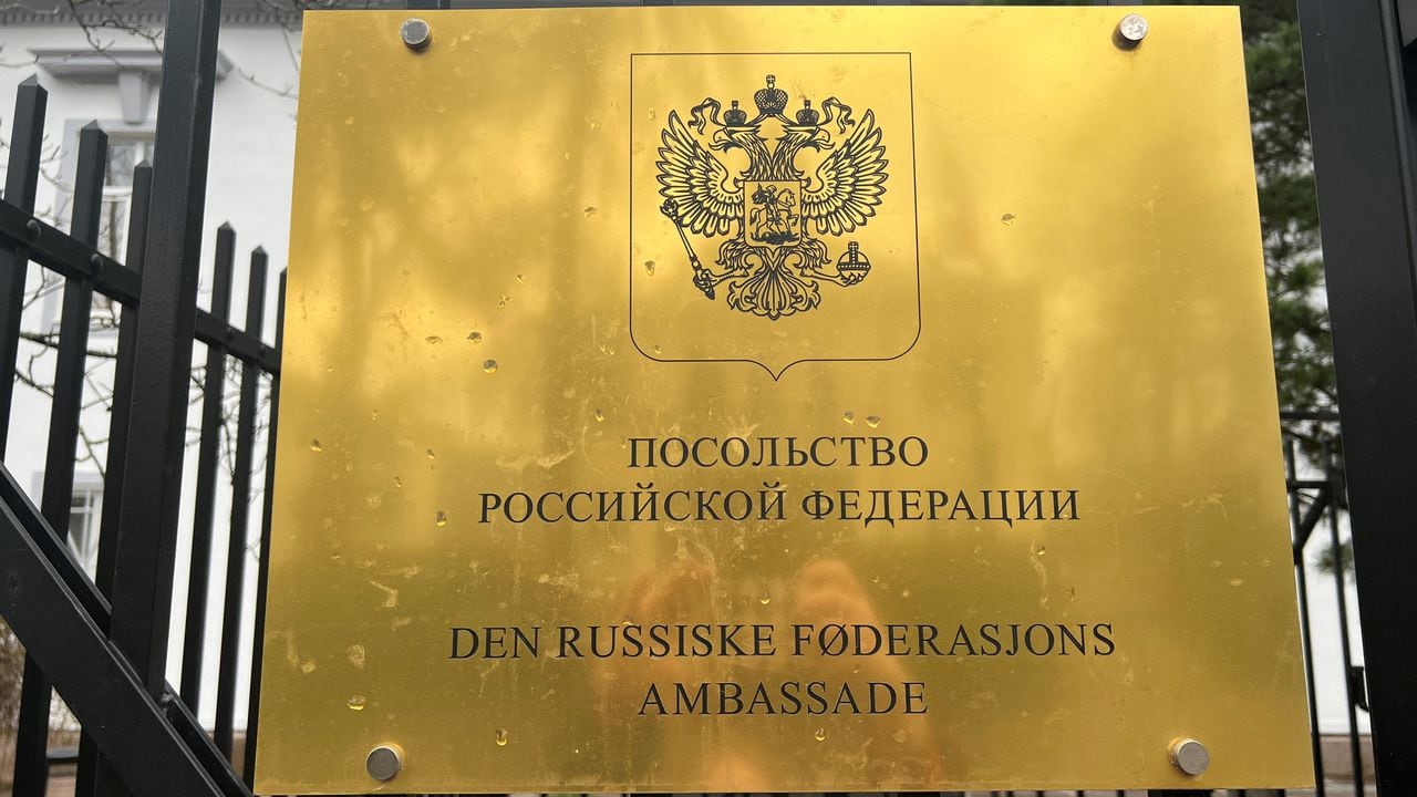 Una vista de un cartel en la embajada de Rusia en Oslo, Noruega, 13 de abril de 2023.
