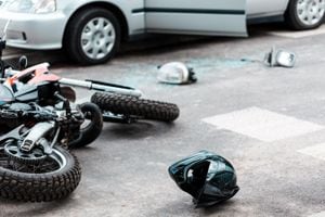 En caso de encontrarse con un motociclista accidentado, hay que quitarle el casco, pero eso sí se debe hacer con la técnica adecuada para no causarle lesiones mayores.