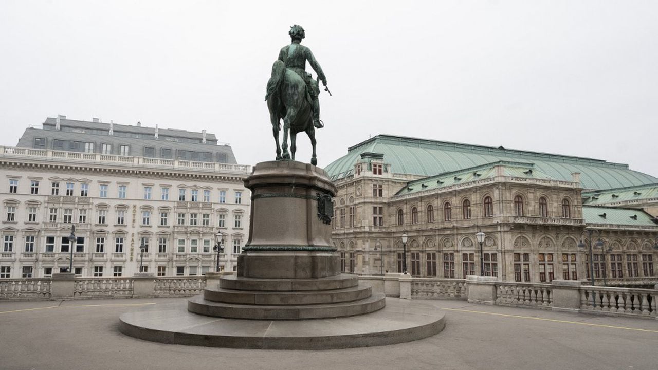 Una estatua del difunto emperador Francisco José I de pie frente a la galería de arte Albertina en Viena, Austria, el 22 de noviembre de 2021. (Photo by JOE KLAMAR / AFP)