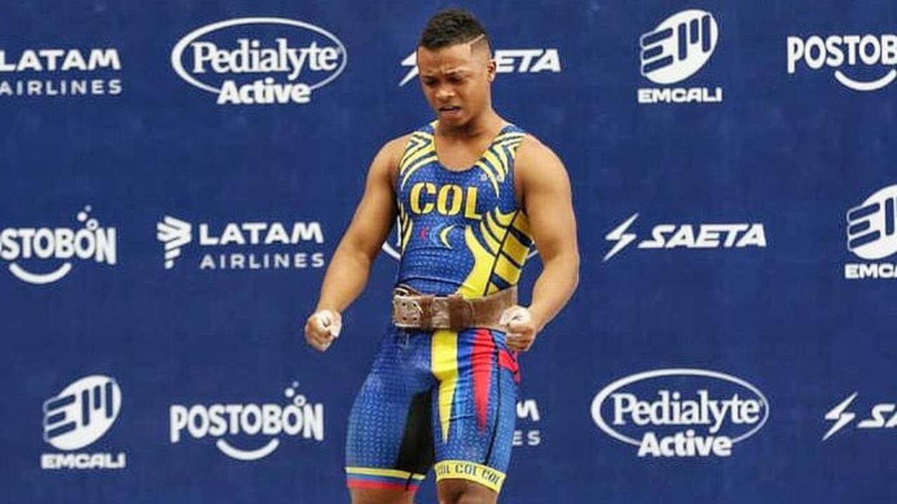 El pesista colombiano ganó en el arranque con 125 kilogramos y el envión con 149 aseguró la medalla de oro, venciendo al campeón mundial.