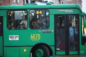 En el barrio Meisen, los alimentadores de Transmilenio les sirvieron a montones de personas que, pese a la incomodidad, pudieron transportarse el jueves 4 de marzo.