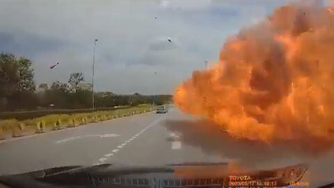 El momento en que una avioneta en Malasia se estrella en una autopista.