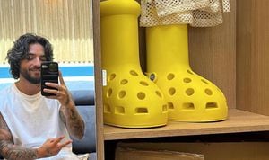 Maluma es humillado por sus fanáticos luego de presumir extraños zapatos