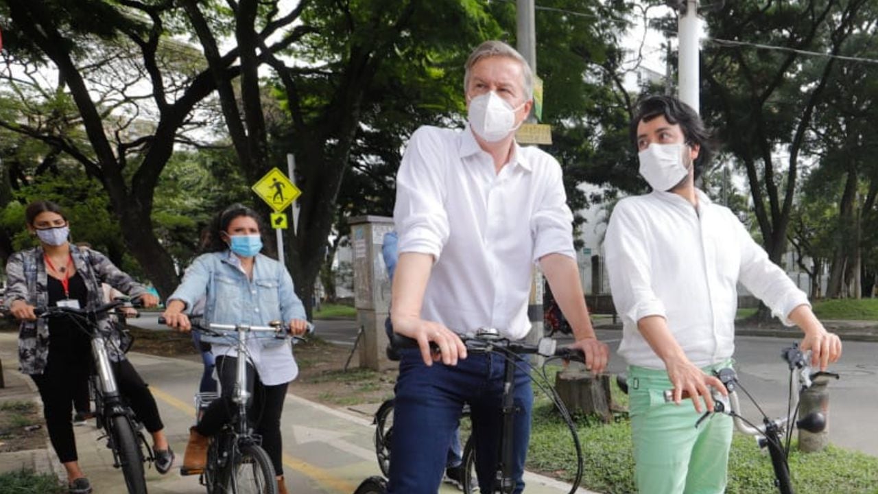 En noviembre de 2020, el embajador de Dinamarca en Colombia, Erik Høeg, se paseó en bicicleta por las ciclorrutas de Medellín.