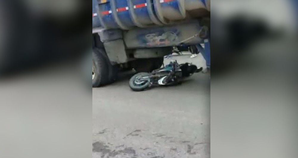 La moto terminó debajo del tractocamión. El conductor perdió la vida al instante.