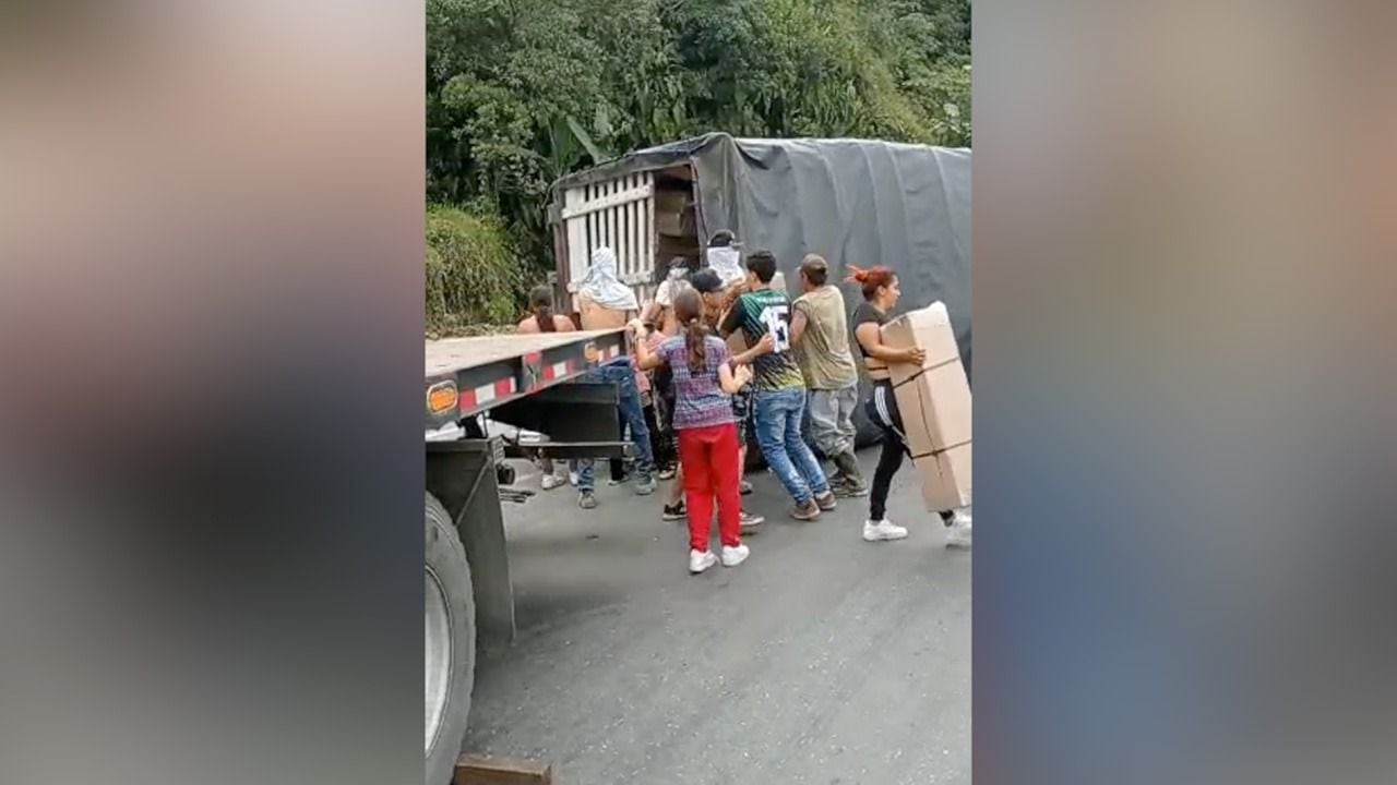 Saqueo de vehículo de carga pesada en una carretera de Antioquia.