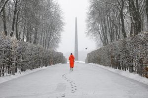 Una mujer camina en un parque cubierto de nieve durante la primera nevada, en medio del ataque de Rusia en Ucrania, en Kiev, Ucrania, el 22 de noviembre de 2023.