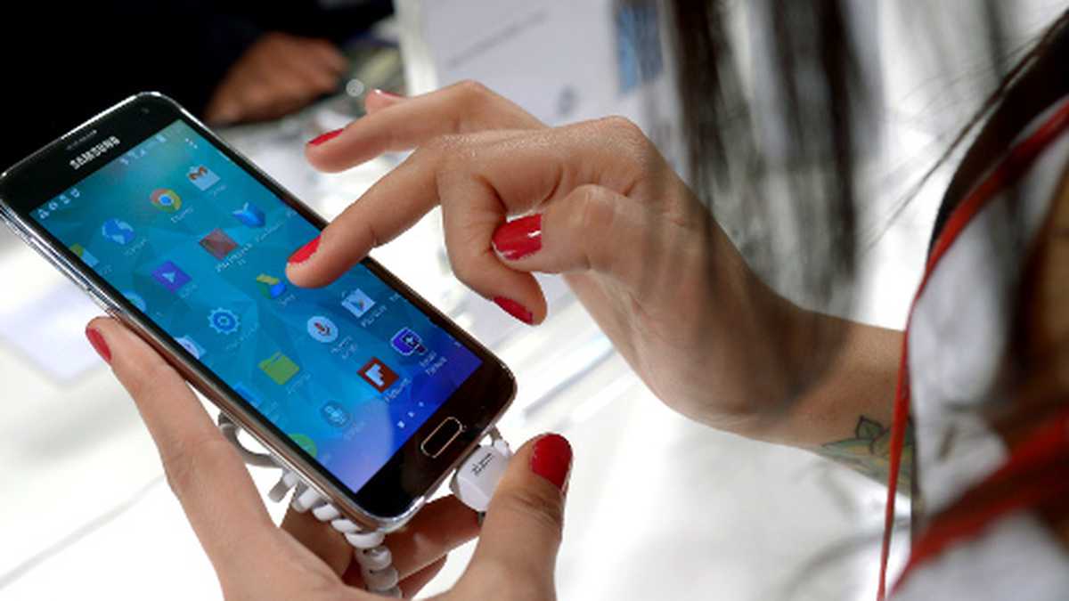 Samsung, que comenzó atrasado en el segmento de los smartphones en el cual iPhone fue el pionero, destronó a Apple como el número uno del mercado mundial en el tercer trimestre de 2011. Resta ver si el grupo estadounidense puede mantener su nivel de crecimiento a futuro.
